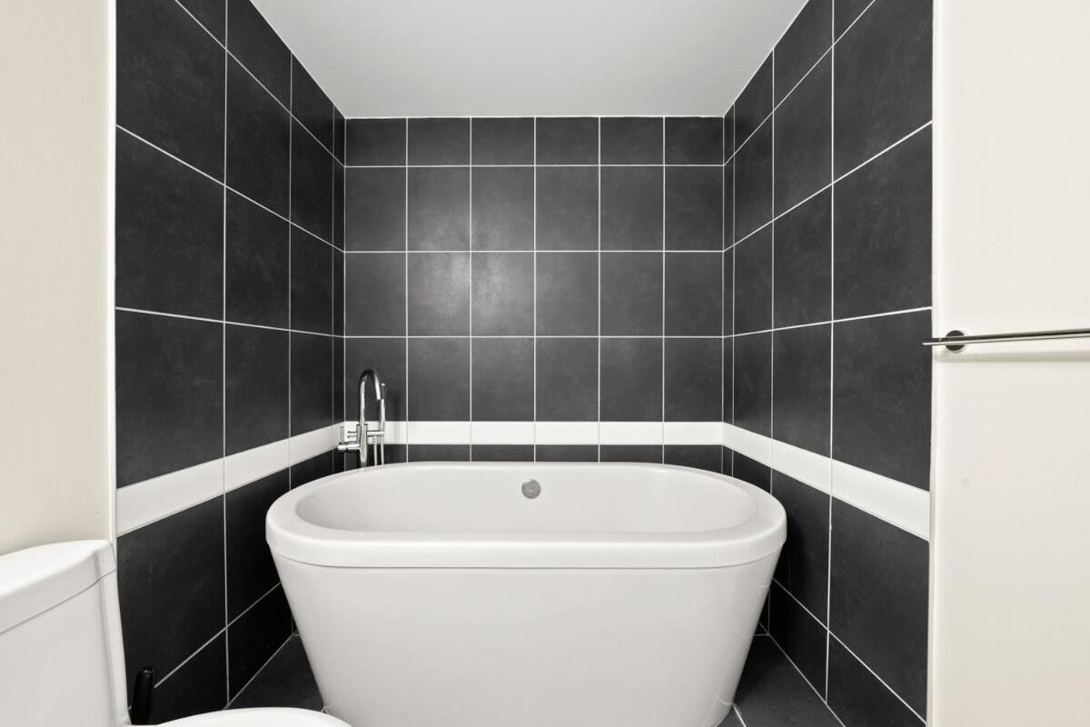 Dazzling Condo By Stadium Downtown With Free Parking Vancouver Eksteriør billede